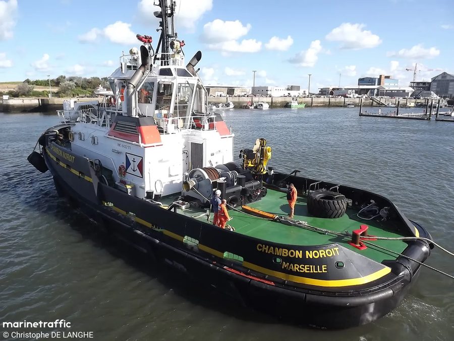 Remorqueur du groupe Chambon en manœuvre dans un port de la Manche